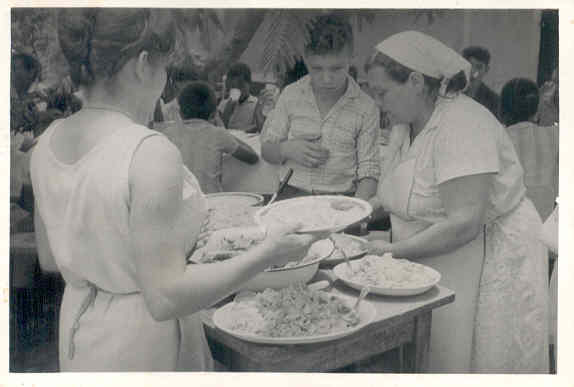 Tia Conceição cozinhando